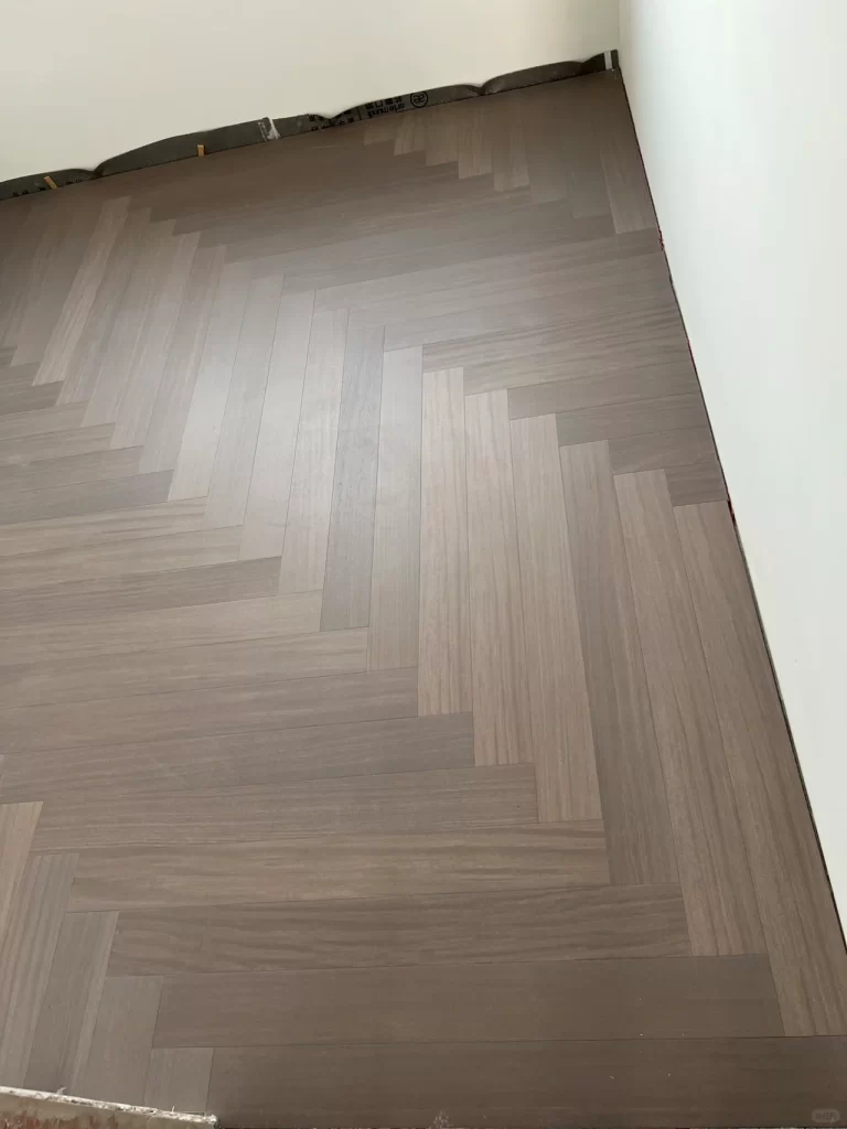 Sàn gỗ xương cá Herringbone gỗ cẩm vàng có giá trị thẩm mỹ vượt trội