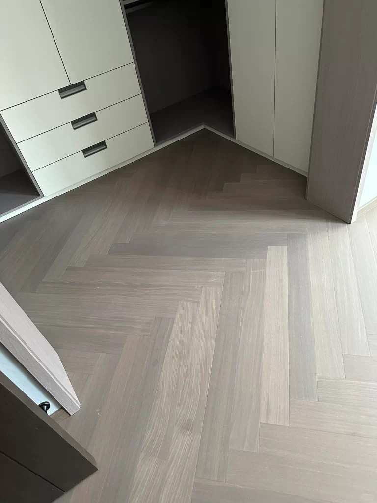 Sàn gỗ xương cá Herringbone gỗ cẩm vàng có giá trị thẩm mỹ vượt trội